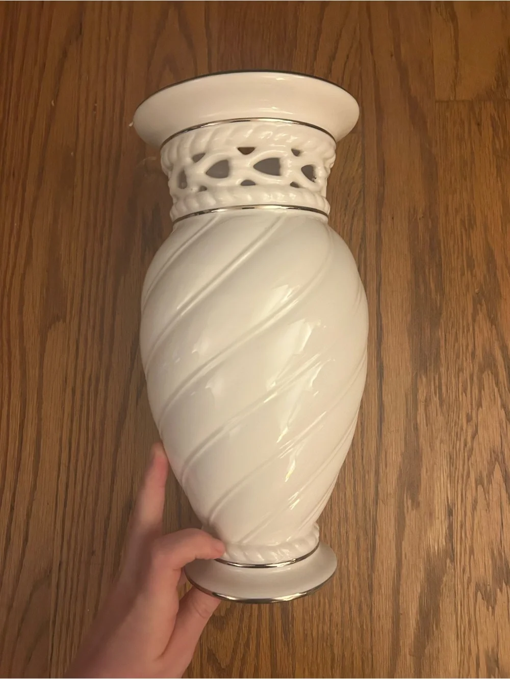 Lenox Latice Cream/White Classic Swirl Patterned Vase W/ Gold Colored Accents
